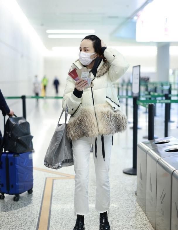 王琳的穿衣挺讲究羽绒服拼接皮草挺高调身材挺拔看着好精神