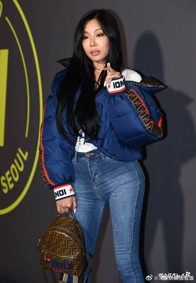 据韩媒报道艺人jessi确诊感染新冠