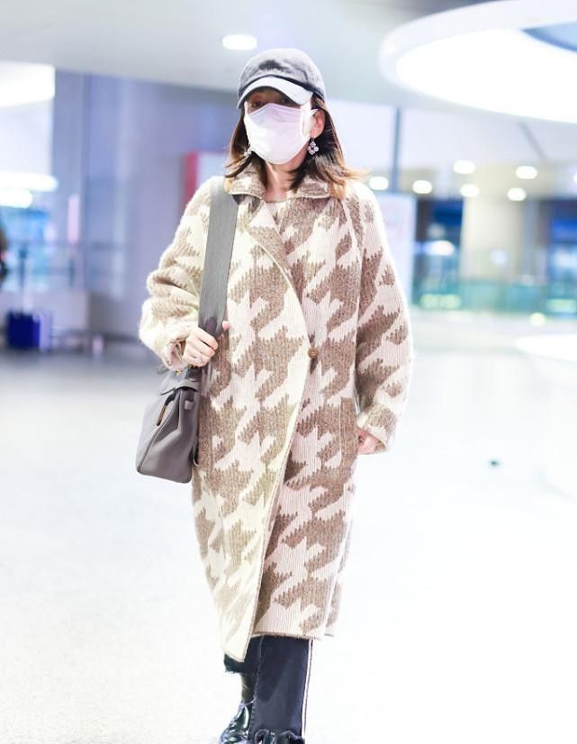 王琳的穿衣挺讲究羽绒服拼接皮草挺高调身材挺拔看着好精神