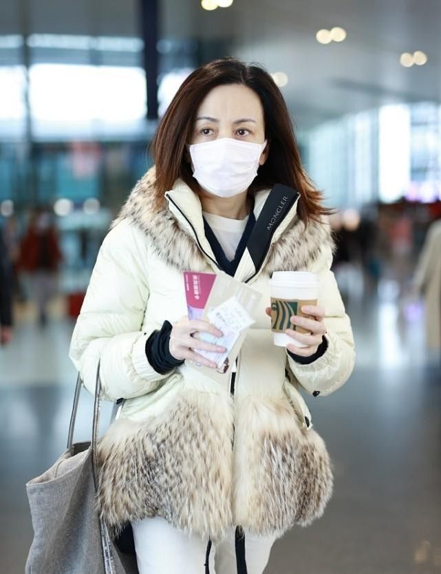 王琳的穿衣挺讲究羽绒服拼接皮草挺高调身材挺拔看着好精神