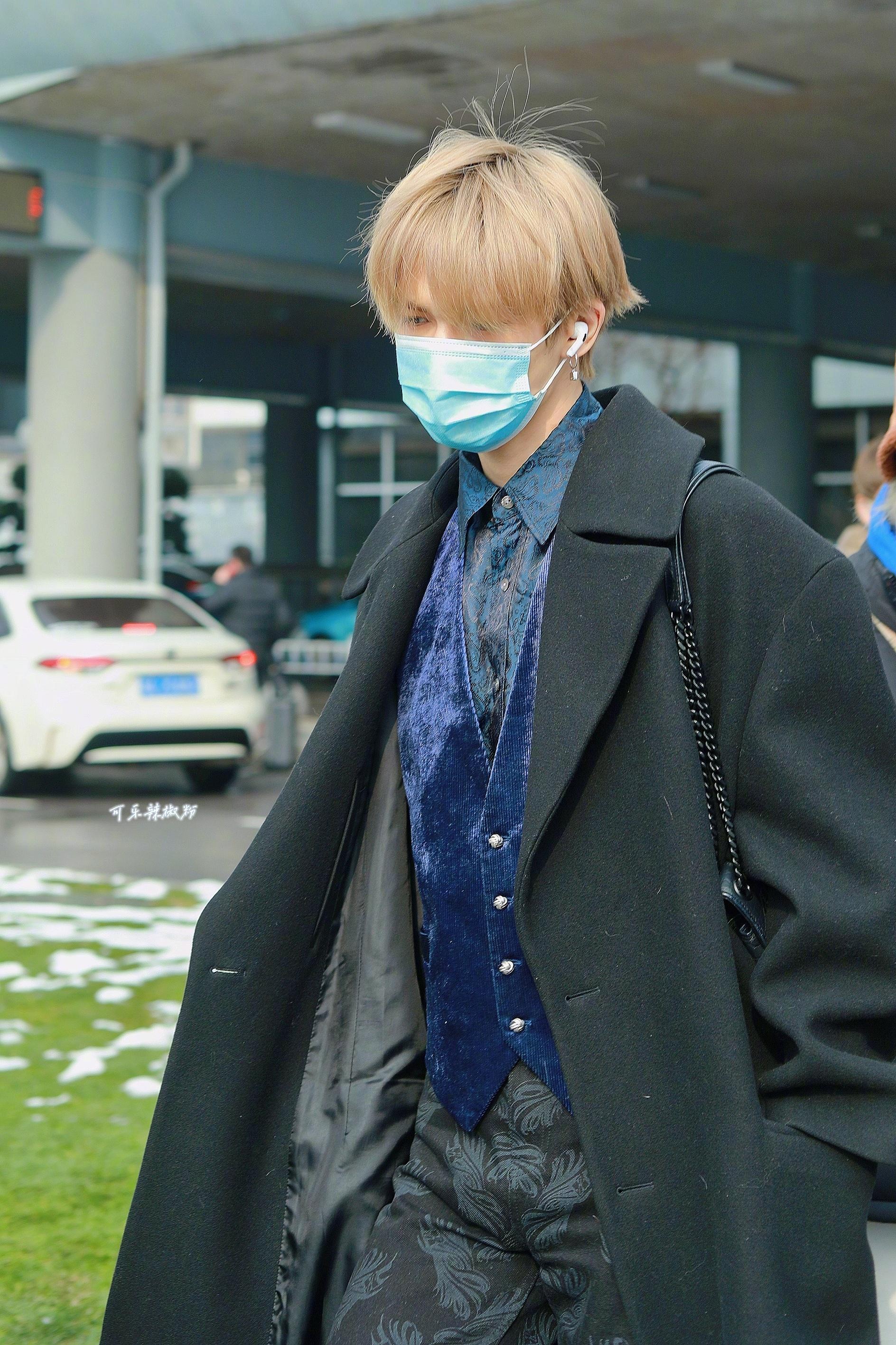 朱正廷今日机场饭拍黑色大衣金发造型