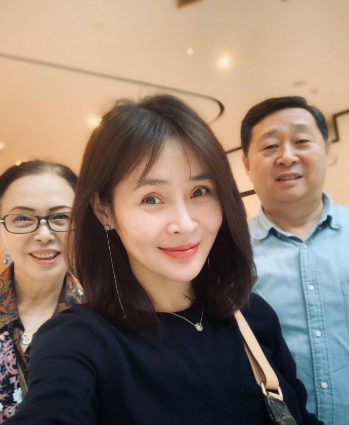 39岁于明加罕秀恩爱,偎依胡俊肩头甜笑,嫁圈外丈夫12年从不下厨