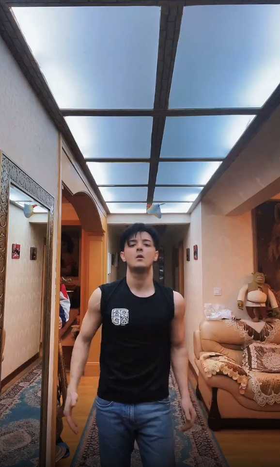 阿尔法的鼻子高挺下颌角清晰,再加上浓眉大眼,完全是标准的新疆帅哥