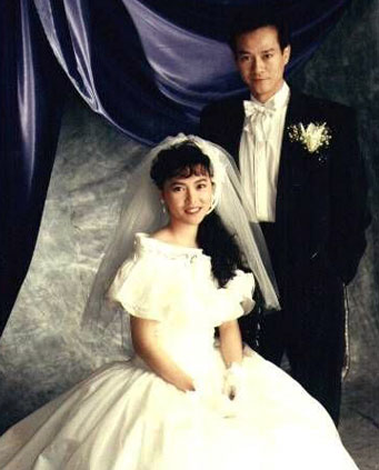 而郑少秋在第二年就放下这段感情,与官晶华结婚,又生下了女儿郑咏恩和