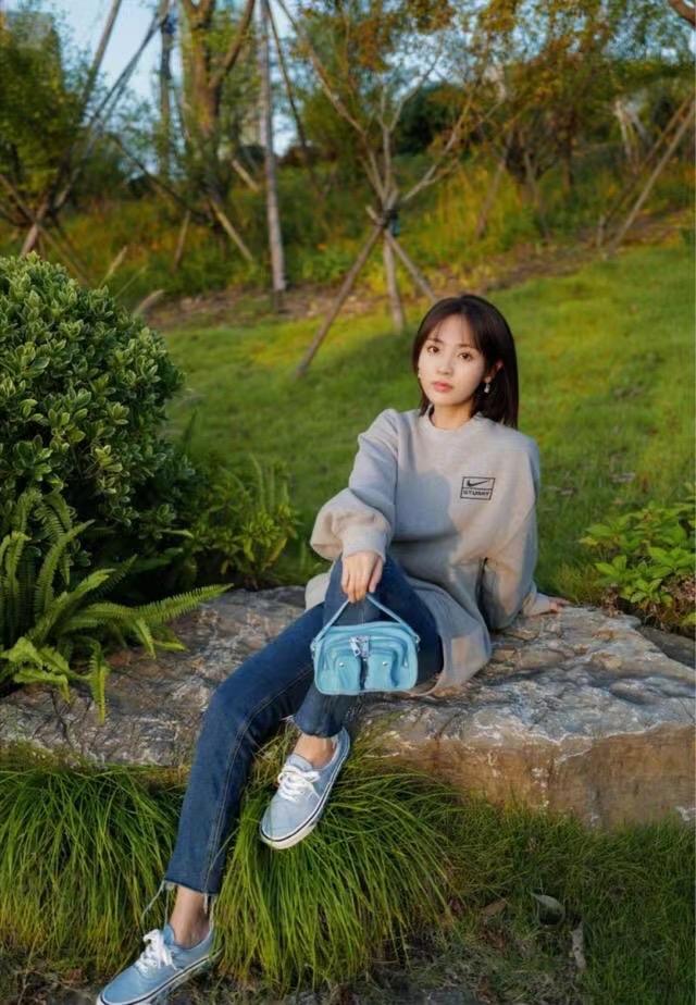 灰色卫衣搭配牛仔裤邢菲温婉可人被赞最美初恋