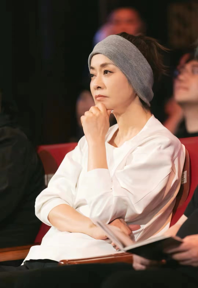 毛阿敏丧夫2月后首次露面穿短裤格格不入瘦成骨头人强颜欢笑