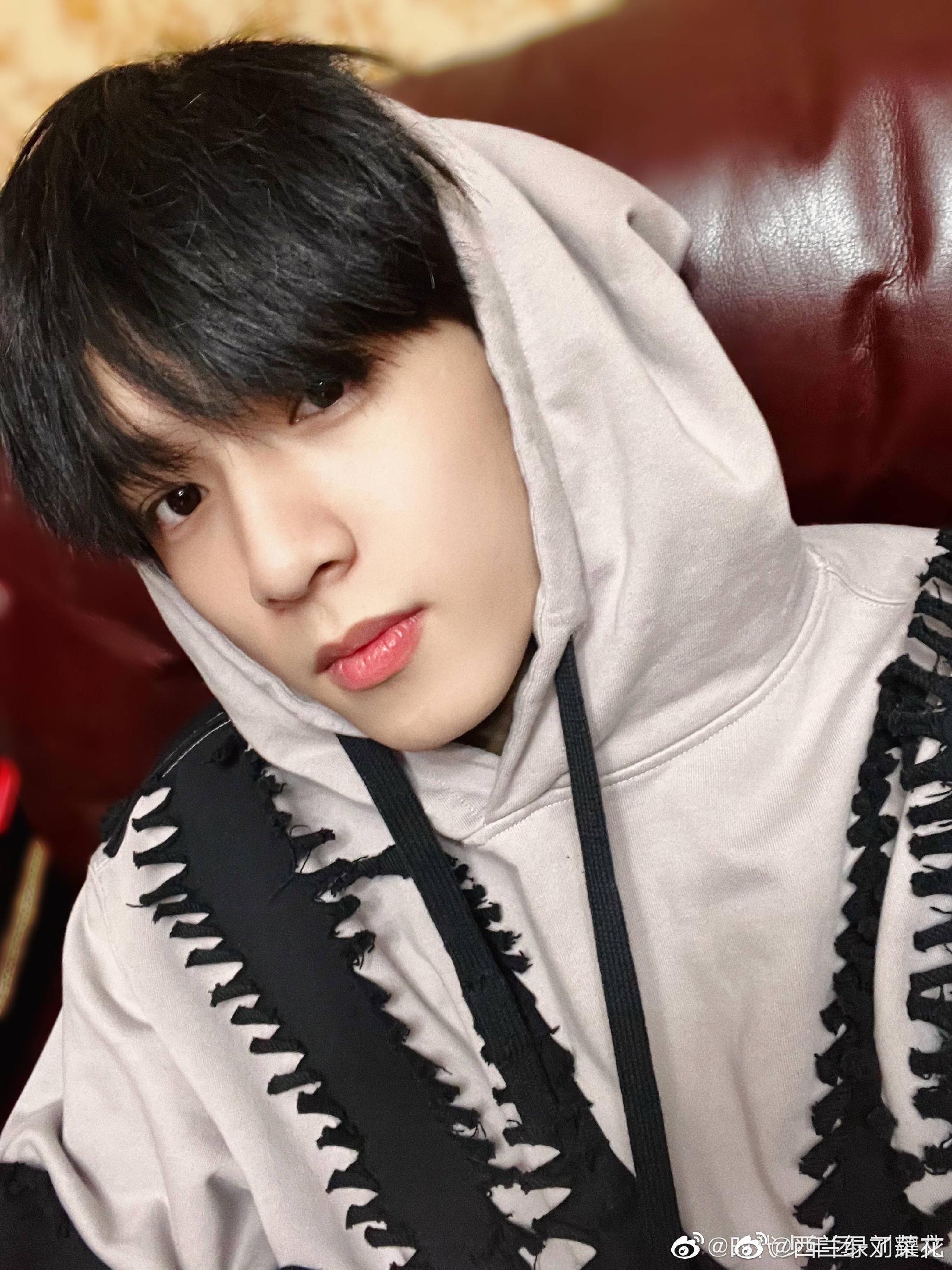 刘耀文晒了两张照片弟弟好帅啊怎么能把叠穿穿得这么帅