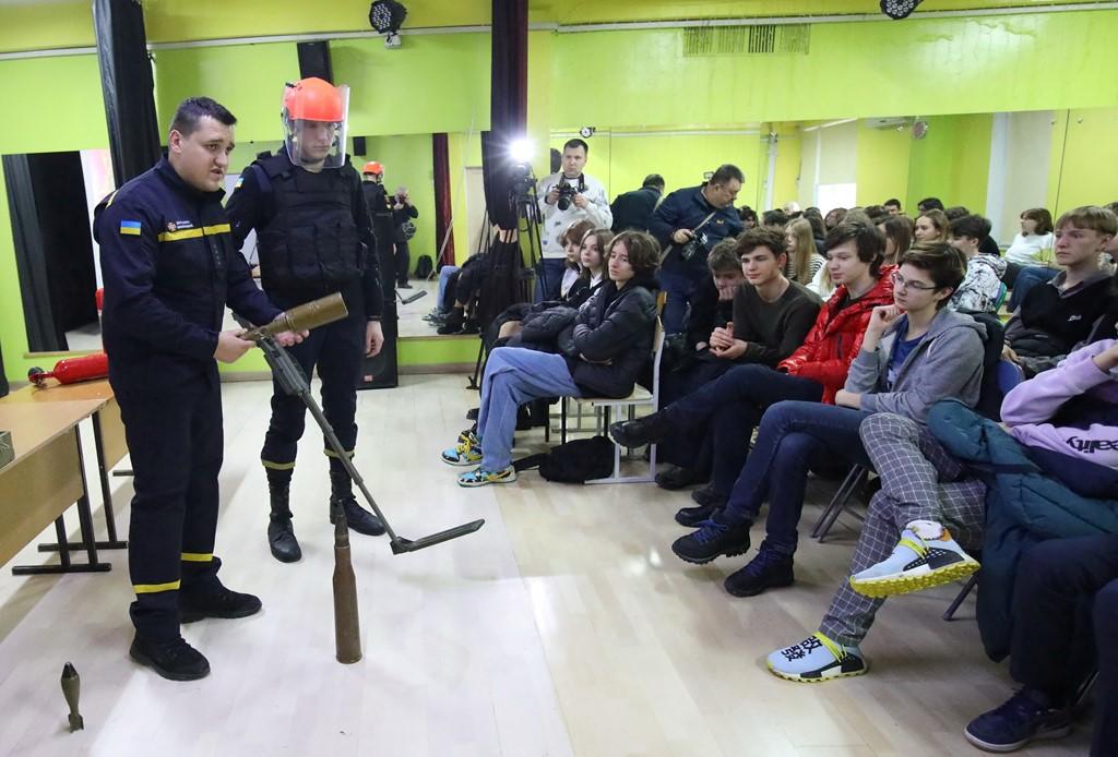 乌总统喊话：民众努力挣钱资助军队，企业家不要“跑路”  边境百姓：买对讲机穿防弹衣休闲区蓝鸢梦想 - Www.slyday.coM