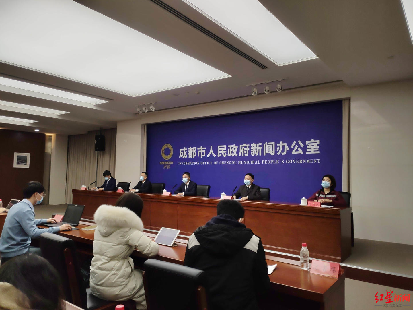 成都市疾控中心应急办主任范双凤介绍,本轮疫情,病毒传播速度快,传染