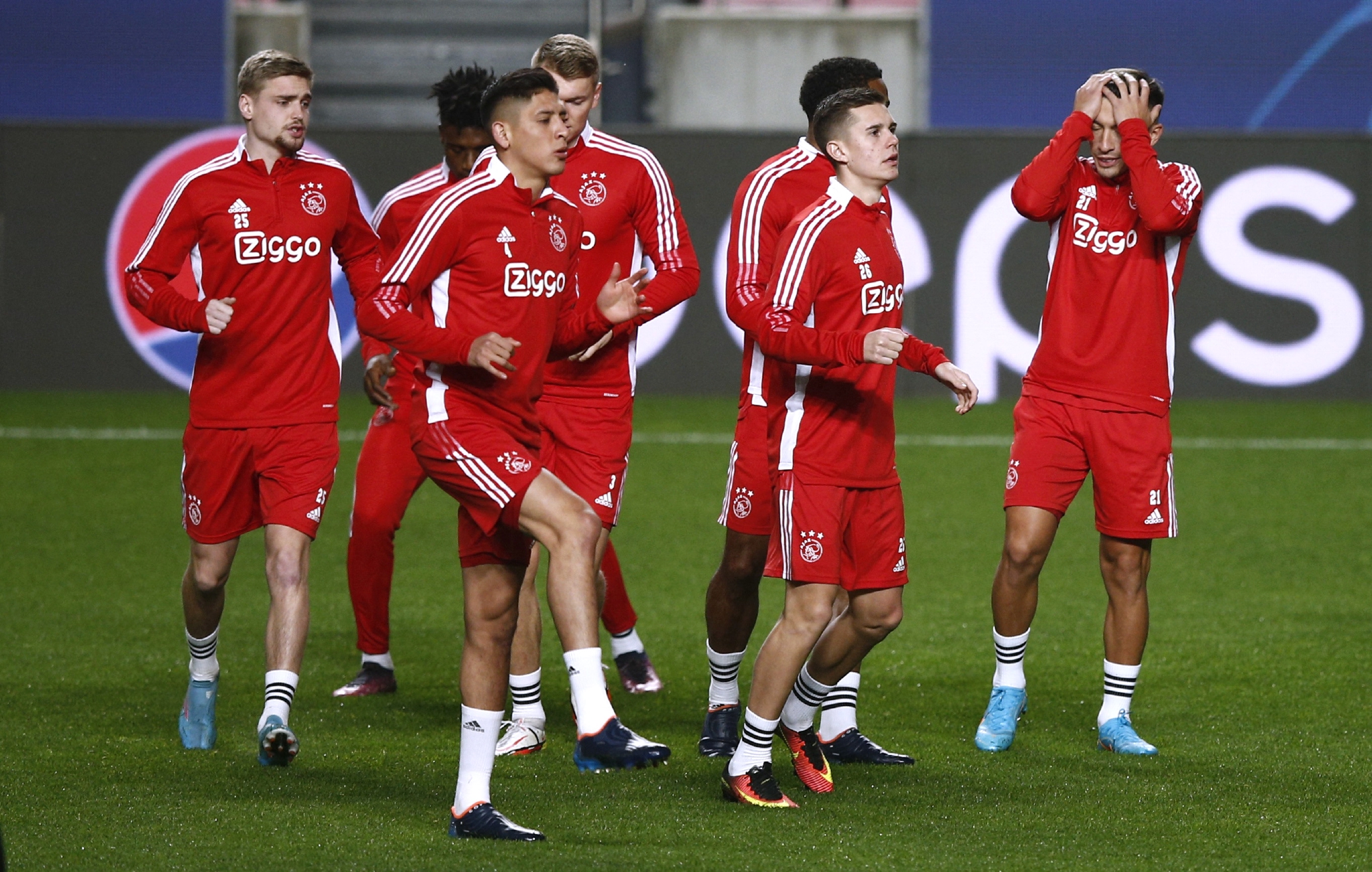 足球——欧冠联赛:阿贾克斯赛前备战|阿贾克斯|欧冠联赛|荷兰_新浪新