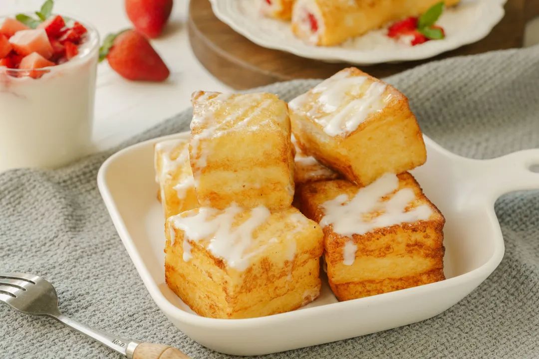 所谓"法兰西多士",就是切好的吐司面包蘸上蛋液,经过油煎而成,后来