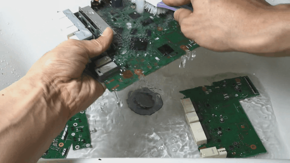 这个车机的型号是86140-0r190,目前网上还没有它的拆解图片.