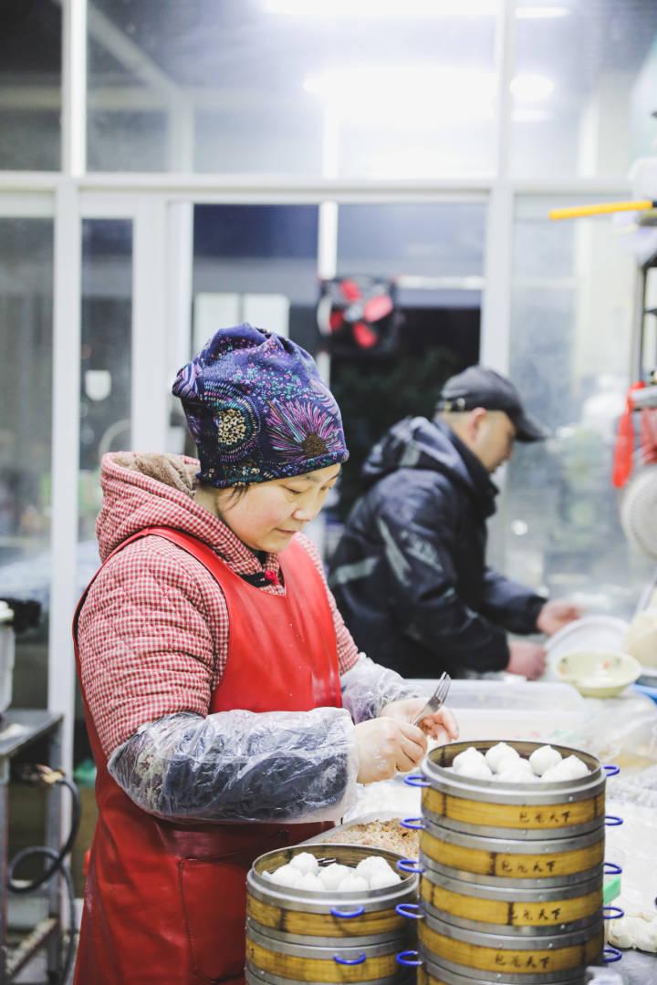 热豆浆驱散寒意杭州雪天的凌晨小时新闻记者和小店店主一起动手做早餐