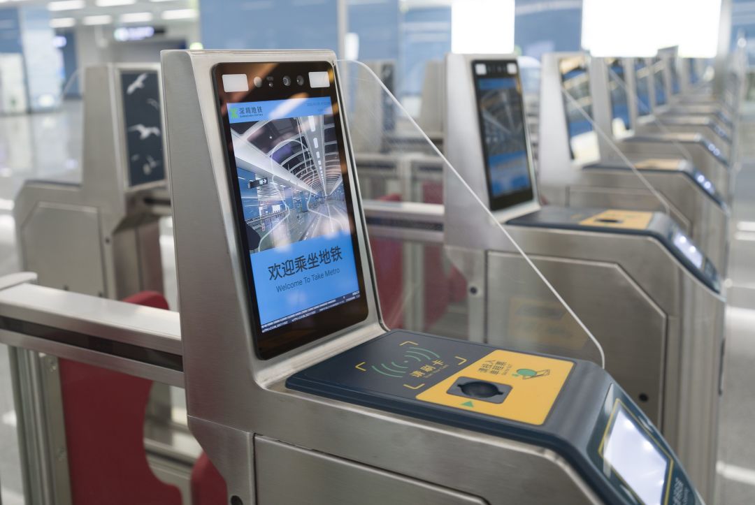 据了解,深圳地铁20号线采用了新型闸机,除传统的票卡功能外,还增加了