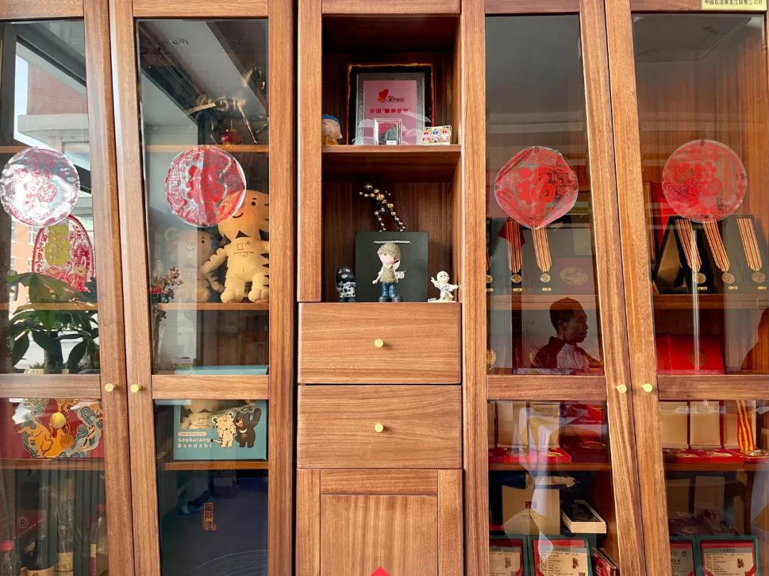 范可新家中的奖牌陈列柜