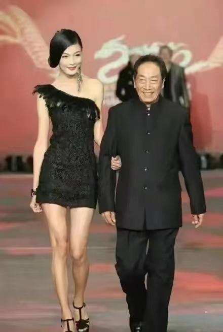 75岁王奎荣与妻子出席活动,相差37岁感情甜蜜,两人同框有夫妻相__财经