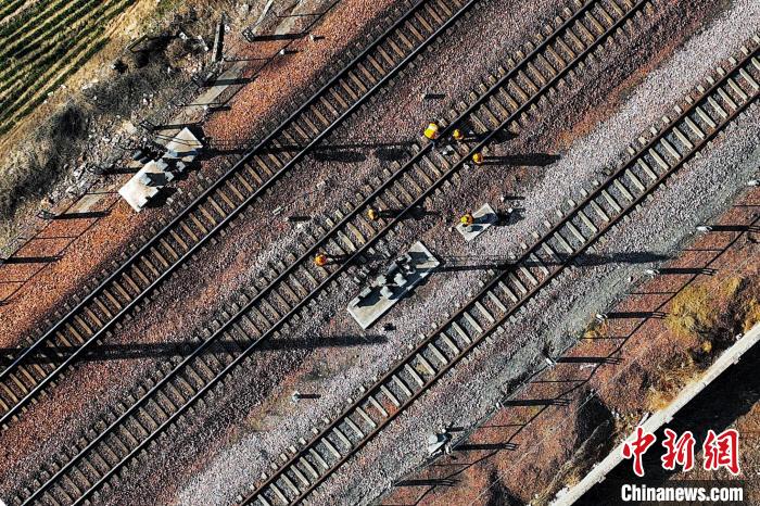 图为工人在塔铺站对"亿吨煤运通道"新兖线进行探伤作业. 韩磊 摄