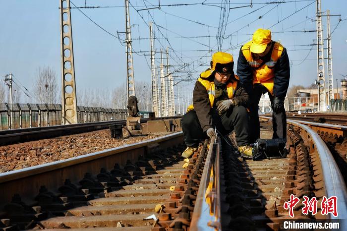 图为工人在塔铺站对"亿吨煤运通道"新兖线进行探伤作业. 韩磊 摄