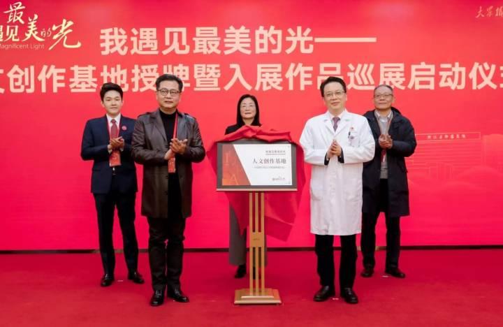 骨髓移植成功后的孩子，轻轻亲了下医生……“我遇见最美的光” 第六届全国医务人员摄影大展启幕休闲区蓝鸢梦想 - Www.slyday.coM