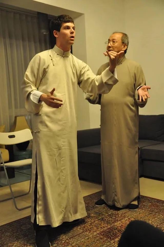 来北京之后,艾杰西拜相声演员丁广泉为师,从最基础的技能学起,背经典