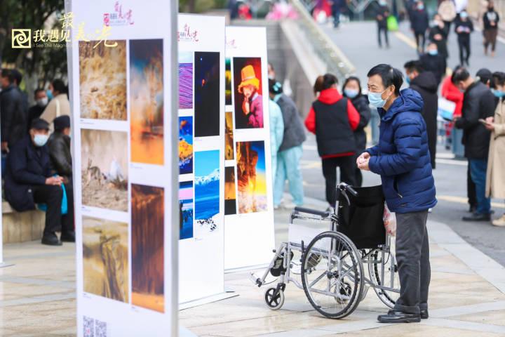 骨髓移植成功后的孩子，轻轻亲了下医生……“我遇见最美的光” 第六届全国医务人员摄影大展启幕休闲区蓝鸢梦想 - Www.slyday.coM