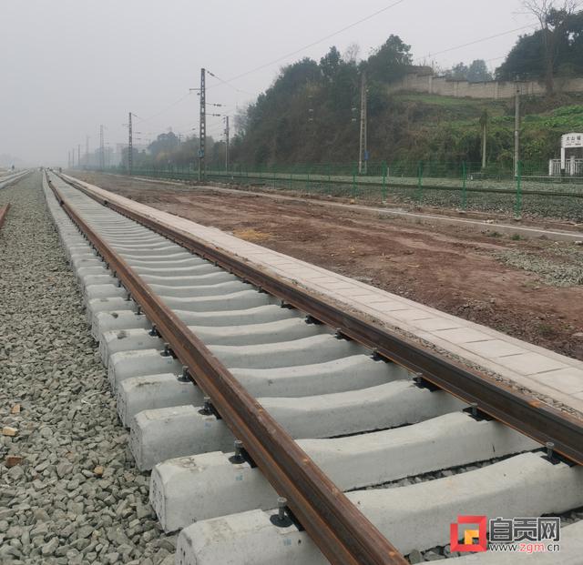 3条铁路到发线(即列车到达和出发所使用的线路)与大山铺火车站铁轨