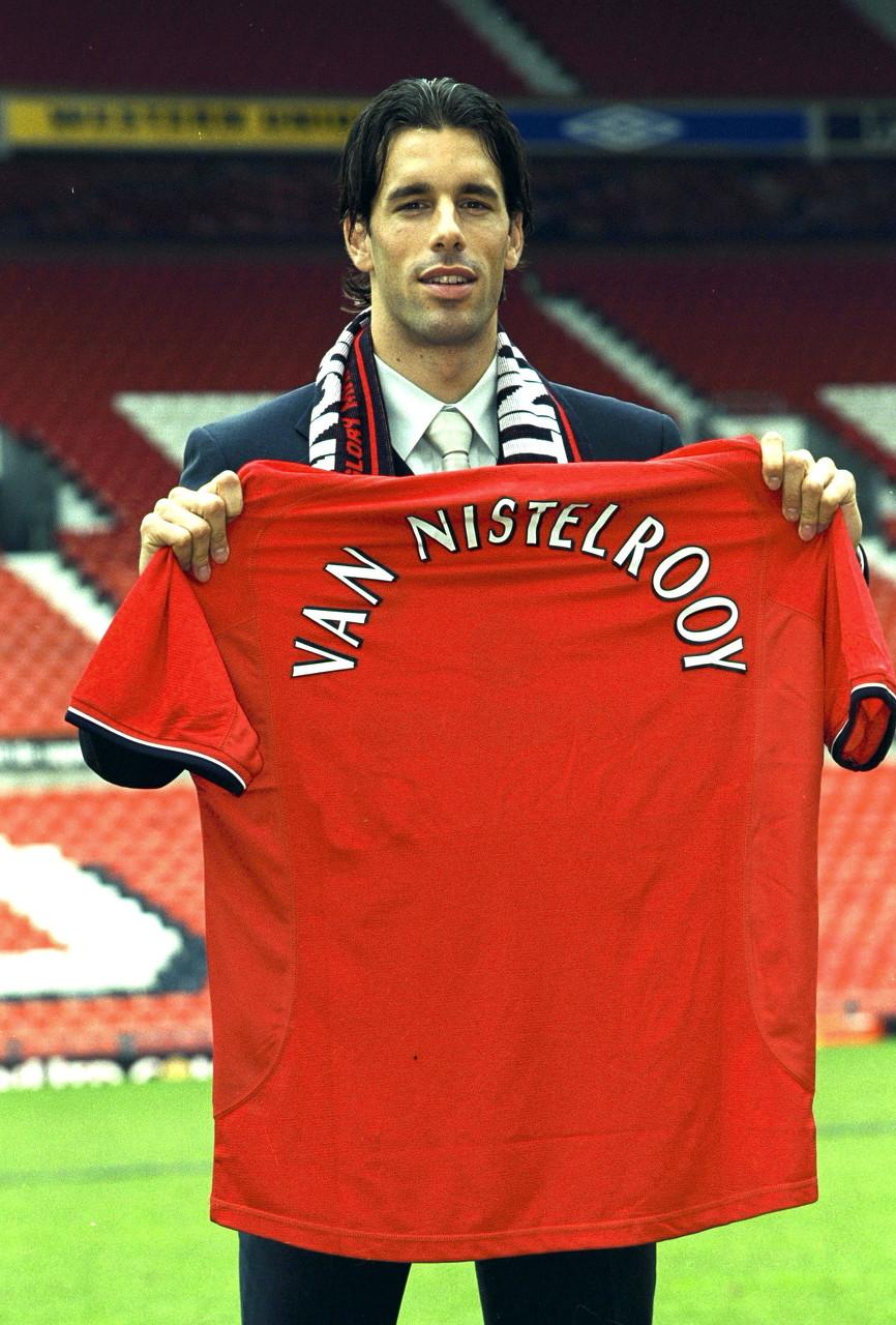 站在老特拉福德,披着曼联围巾,高举红魔球衣,范尼飘逸的长发下藏着一