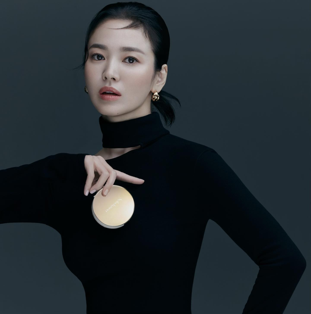 宋慧乔化身暗黑女神浓黑烟熏妆一改温柔小姐姐形象