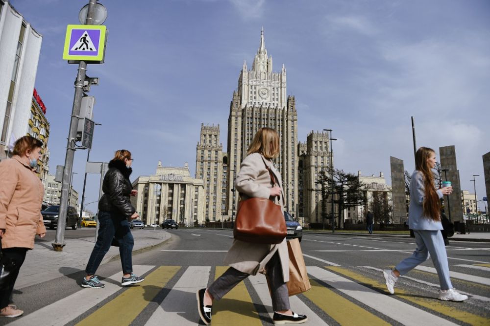 2021年4月16日，在俄罗斯首都莫斯科，行人从俄罗斯外交部大楼附近走过。（新华社发，叶甫盖尼·西尼岑摄）
