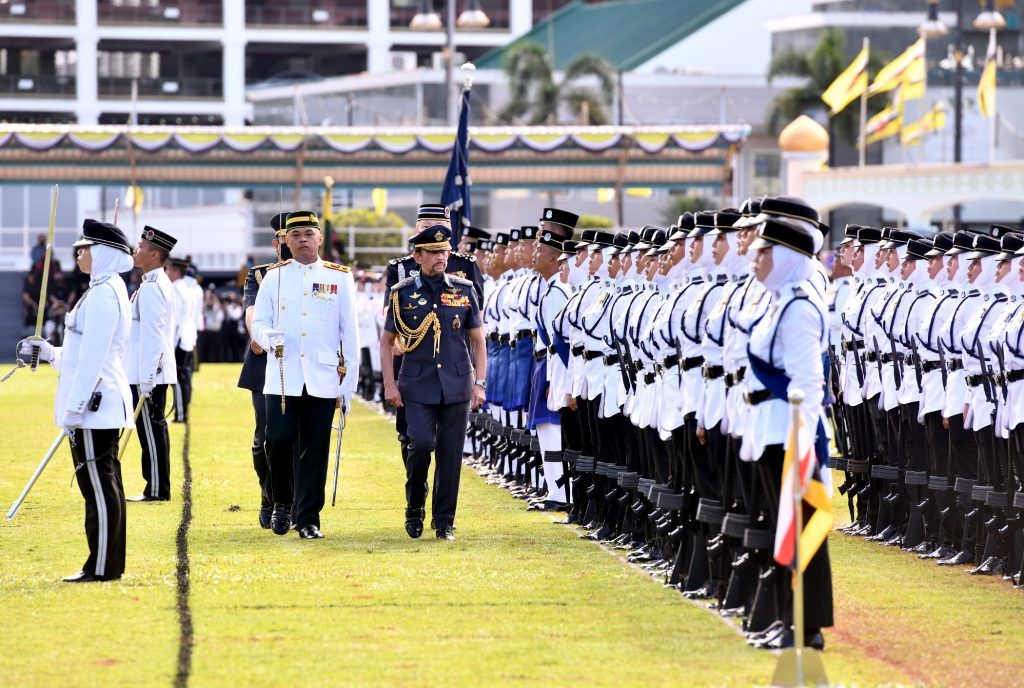 首先由文莱苏丹陛下检阅由文莱皇家武装部队和文莱皇家警察部队人员