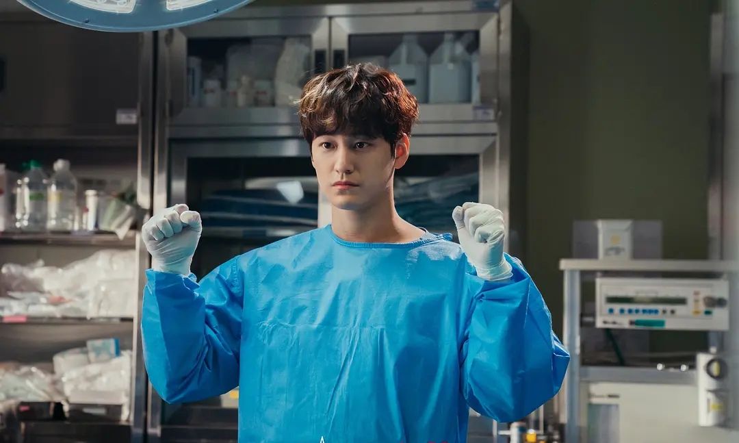 韩剧幽灵医生金泛饰演高胜卓到最后都是闪耀的存在感