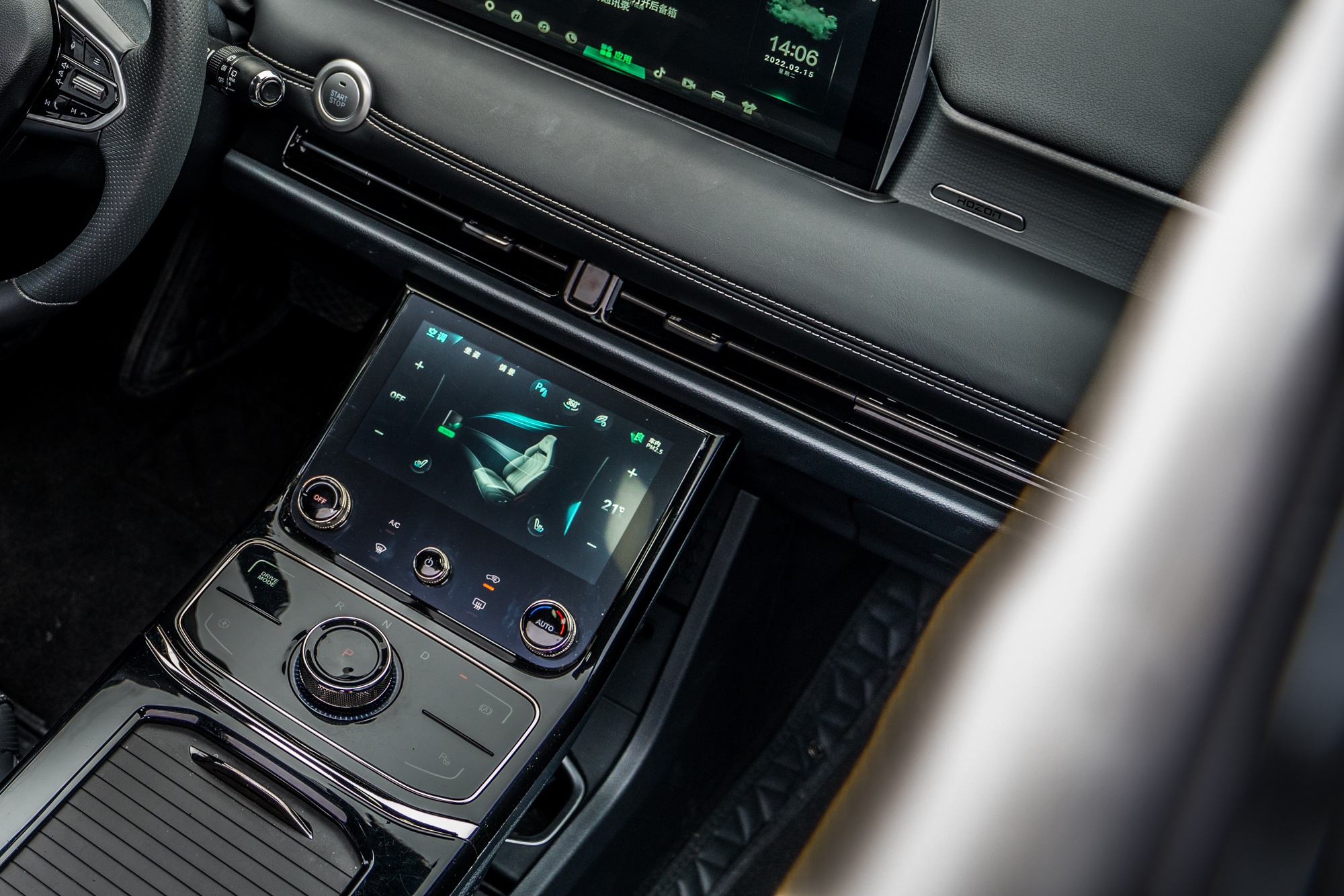 内饰上,三块大屏依然抢眼,整体的豪华质感还是体现出来了,而和哪吒u最