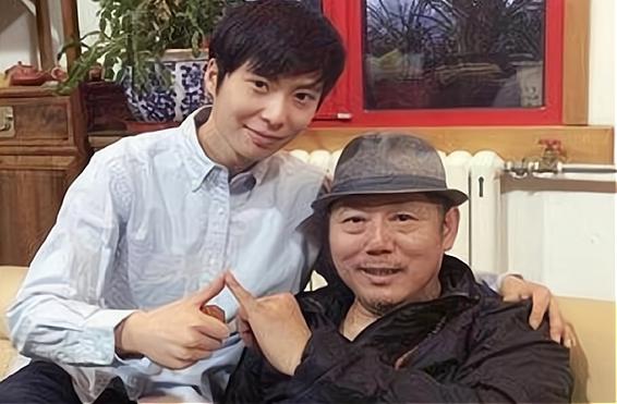 钢琴都不肯给儿子买的李成儒外遇后生病住院却想起给儿子买车