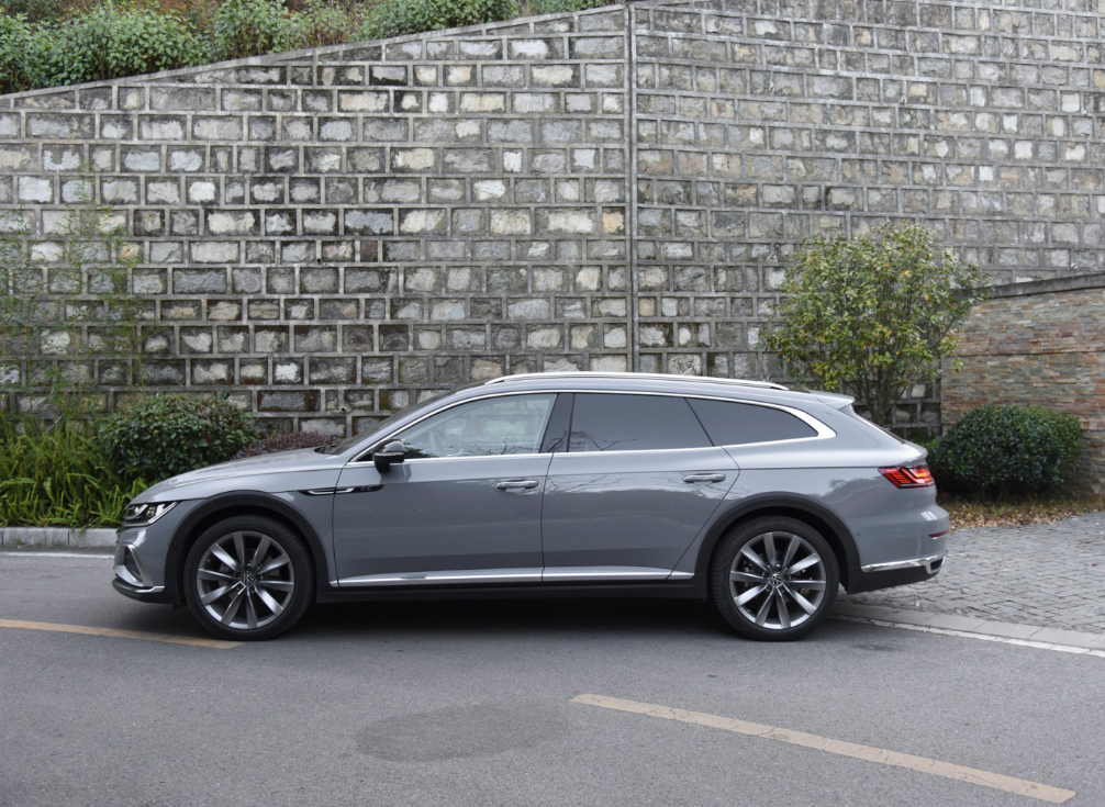 大众cc猎装版长得帅装得多不比迈腾香吗