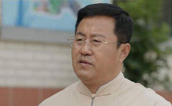 乡村爱情王长贵晒别墅书房直播间哭穷自曝每月开支50万