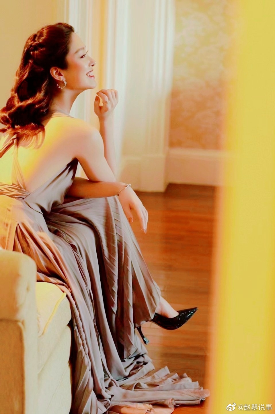 照片中的杨采钰身穿一袭灰色长裙