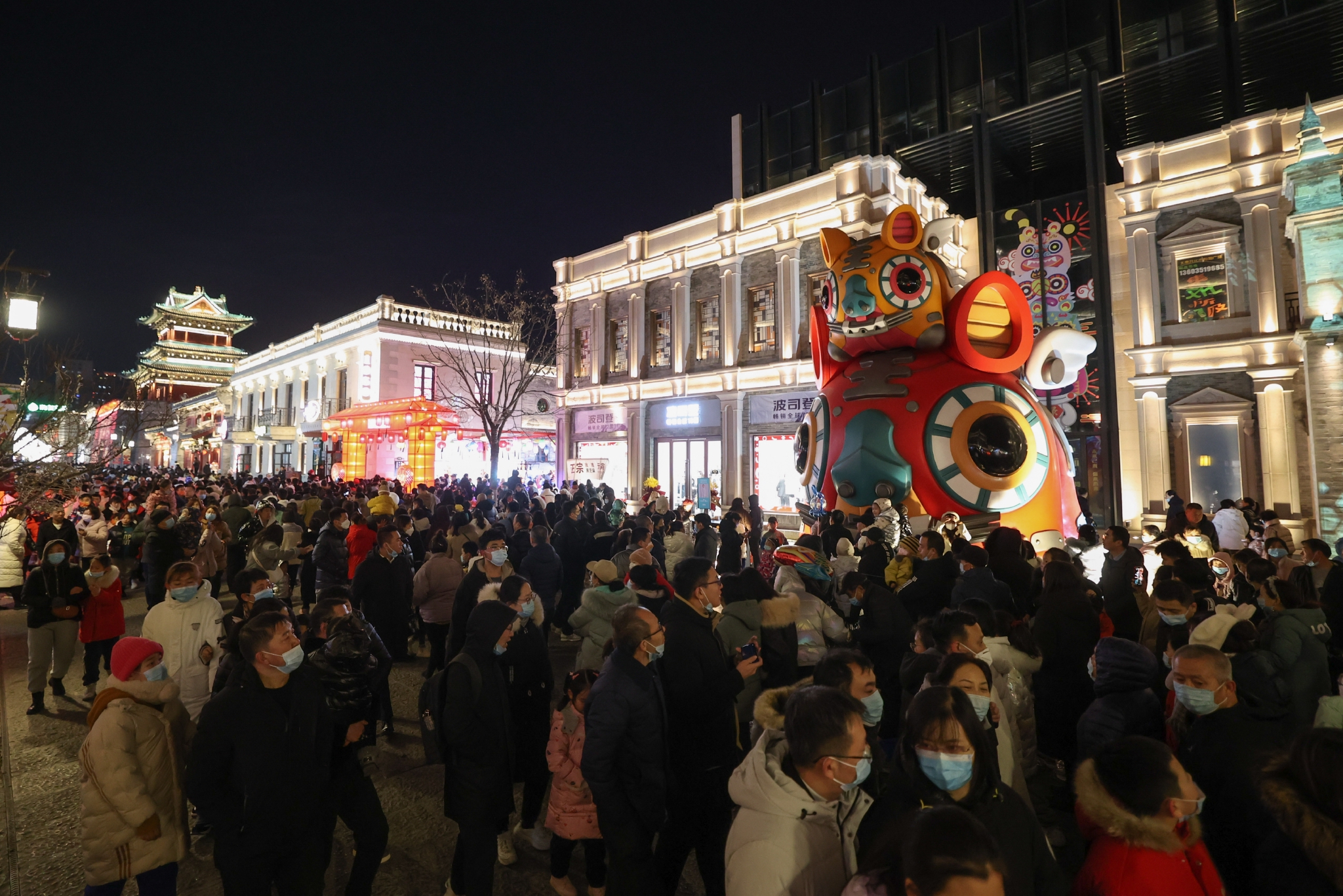 太原千年古街钟楼街夜景美轮美奂游客摩肩接踵络绎不绝