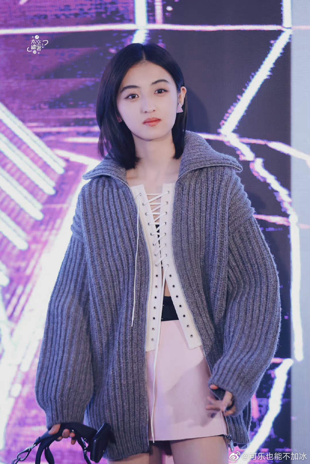 张子枫出席活动图毛衣外套加短裙