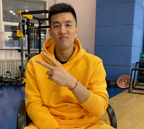 郭艾伦无奈了官宣腿部伤势杨鸣第一时间回应球迷可以放心了