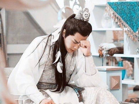 张若昀白衫银冠束发,清冷气质让人瞬间梦回《九州天空城》羽皇!