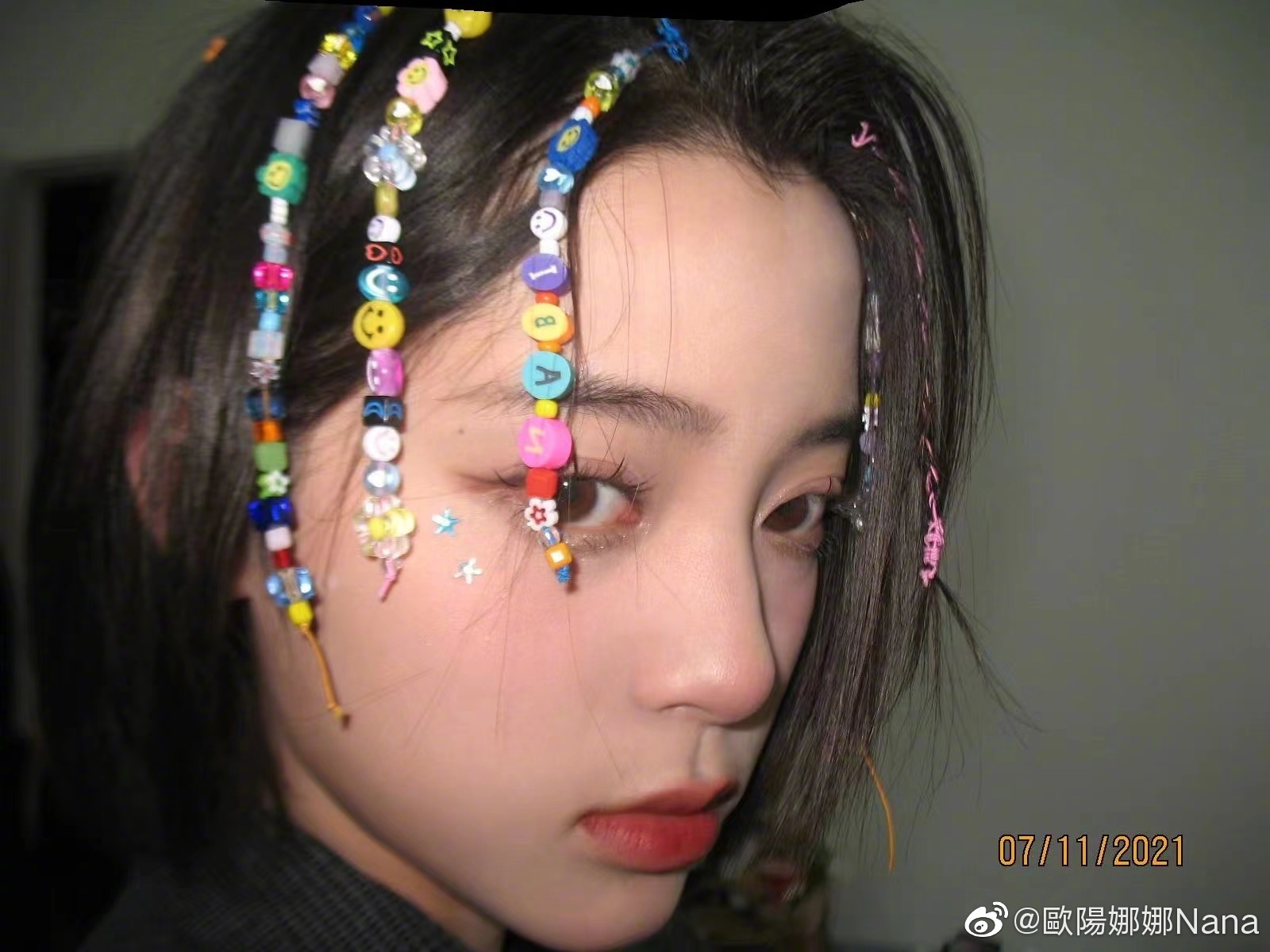 欧阳娜娜更新可可爱爱随拍 超可爱的编发和美甲99少女感满满