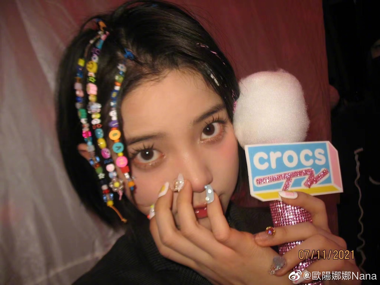 欧阳娜娜更新可可爱爱随拍 超可爱的编发和美甲99少女感满满