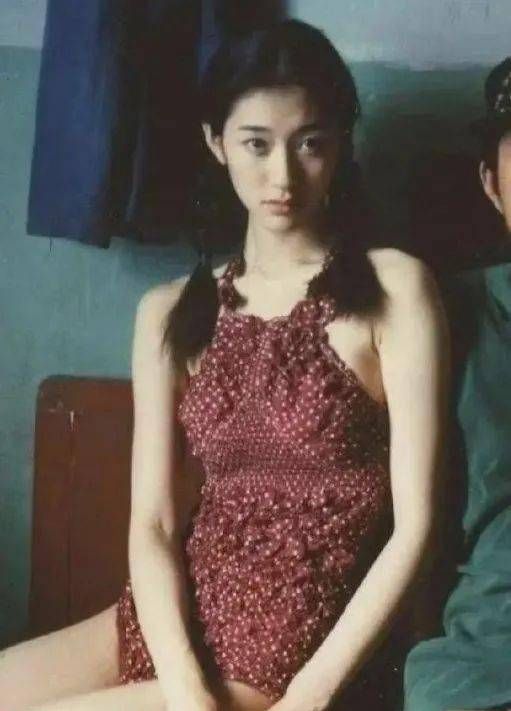 李小冉14岁旧照被人翻出容貌清秀比例完美从小美到大