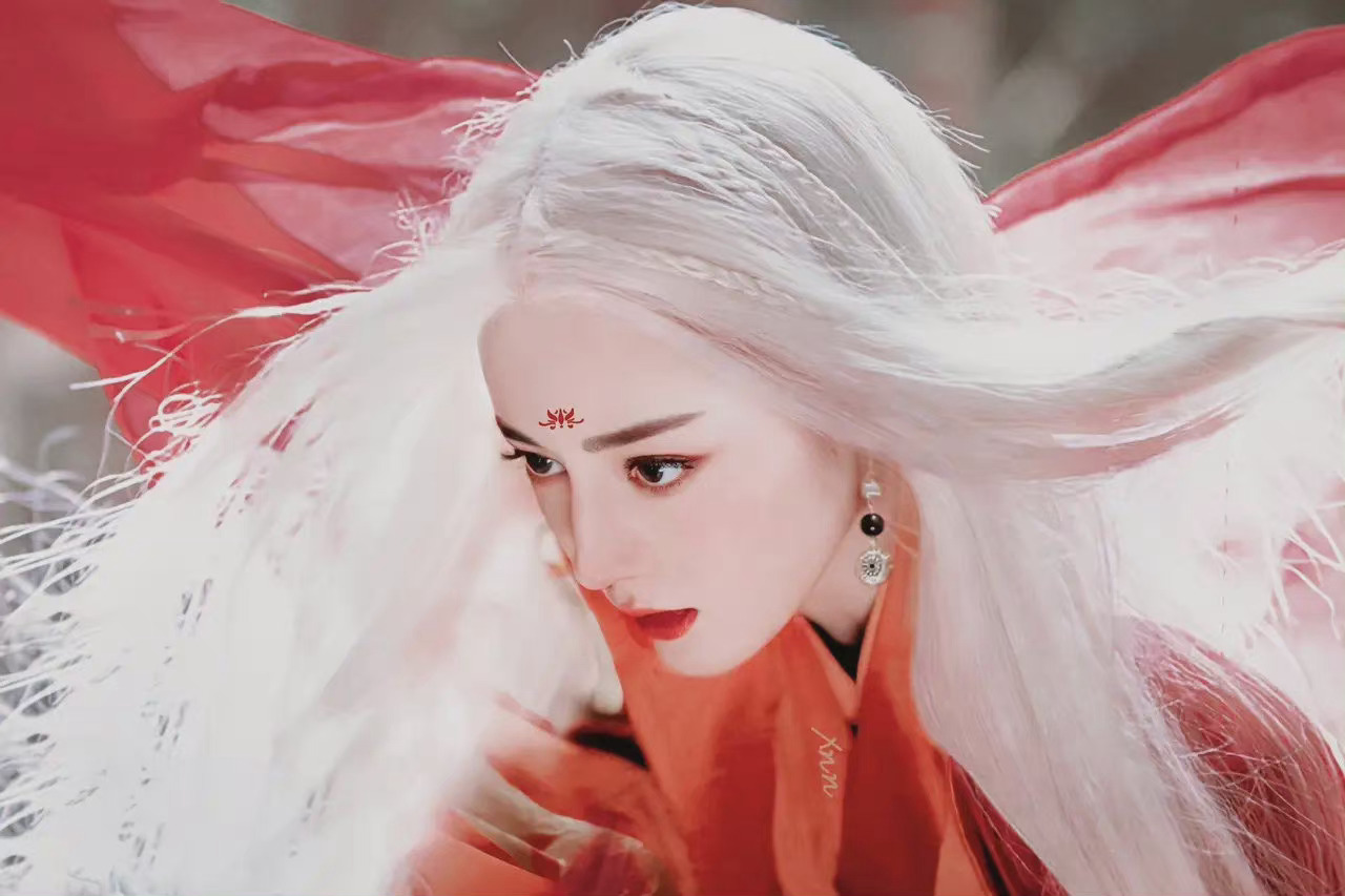 红衣白发,一个字:绝!|迪丽热巴_新浪新闻