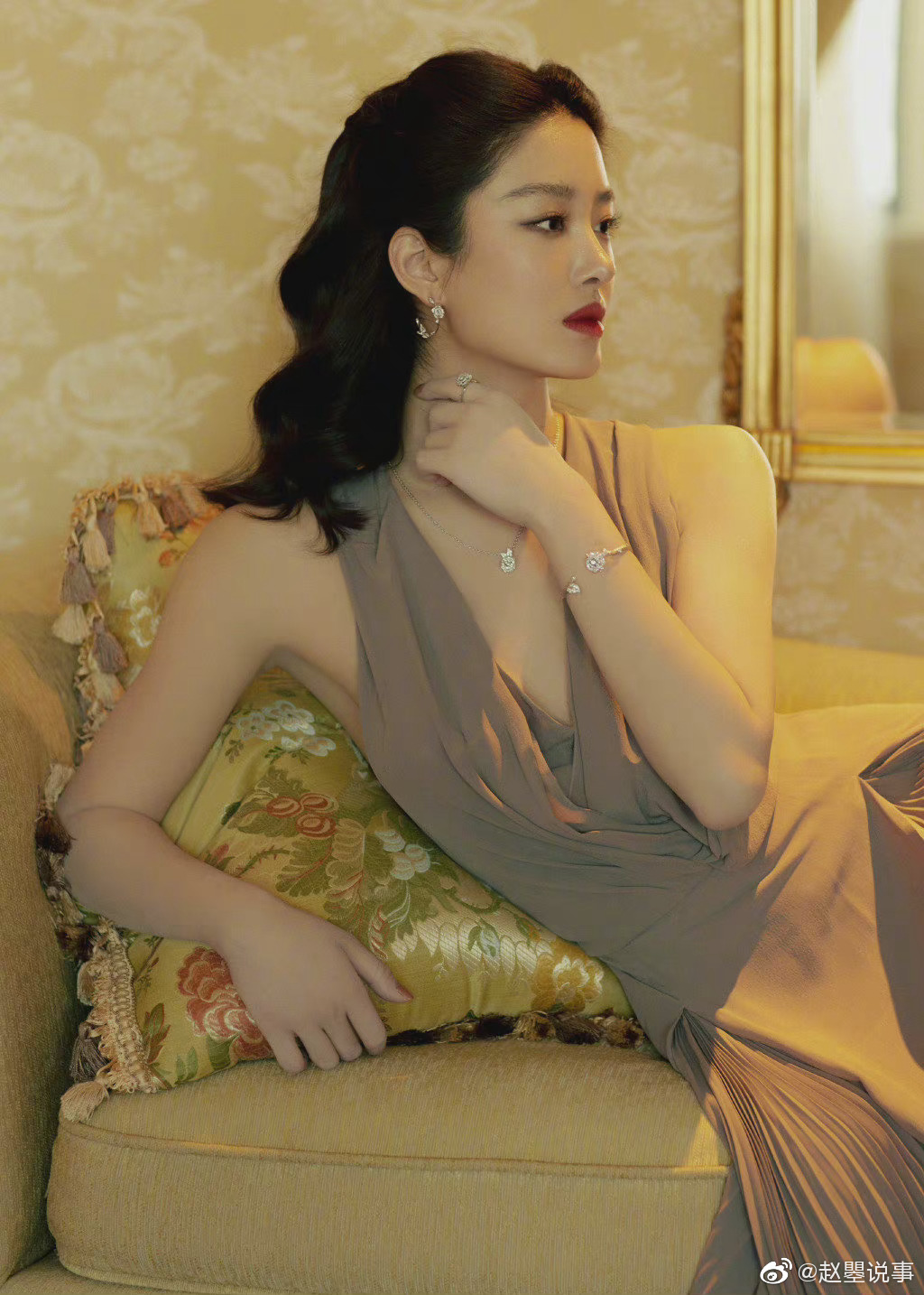 照片中的杨采钰身穿一袭灰色长裙