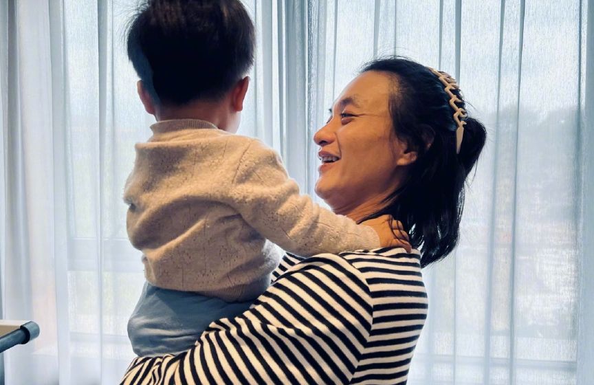 朱丹携娃剧组探班！周一围留长发被认成妻子，被曝在家没带过孩子休闲区蓝鸢梦想 - Www.slyday.coM