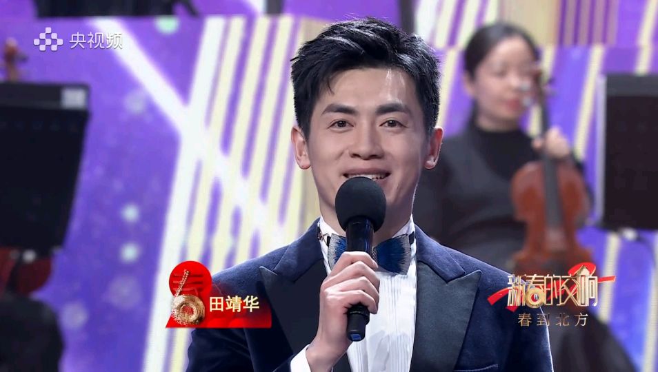 田靖华崔爽央视大型文艺晚会主持首秀,一个略显紧张一个气质不俗