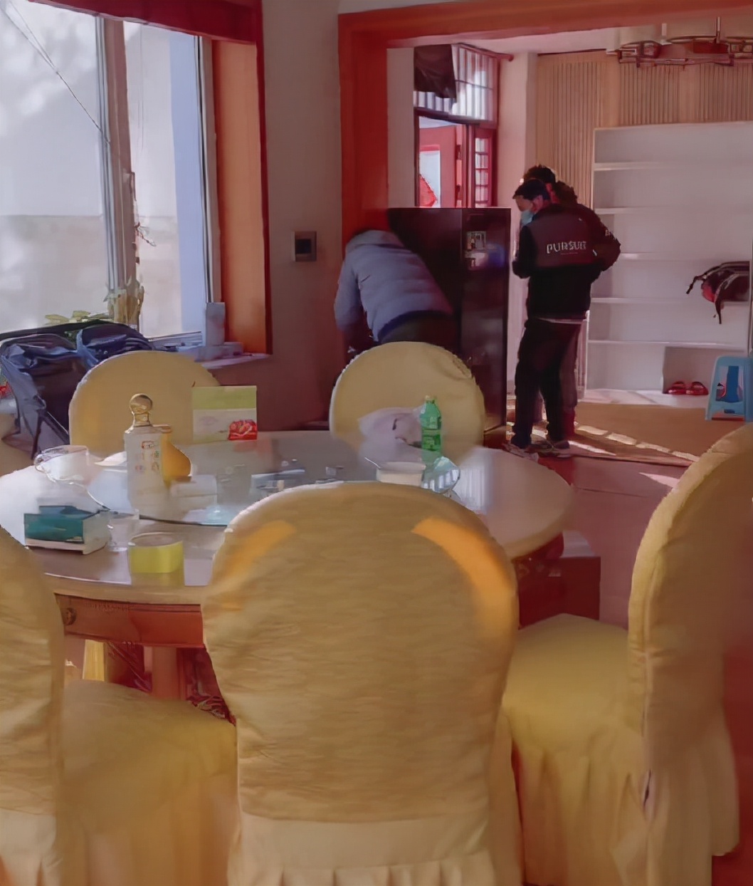 搬家的时候,娇娇雇佣了两辆集装箱车,把自己豪宅里的东西,以及店里的