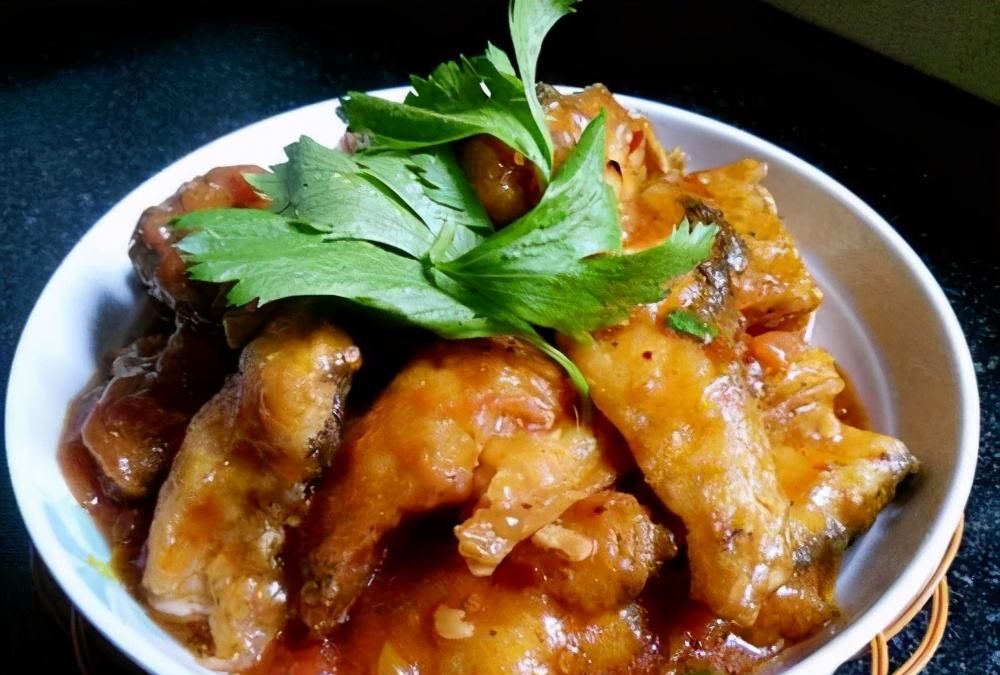 知道,儿媳妇喜欢吃鱼,所以特地去买了条大草鱼,做了这道红烧瓦块鱼,刚