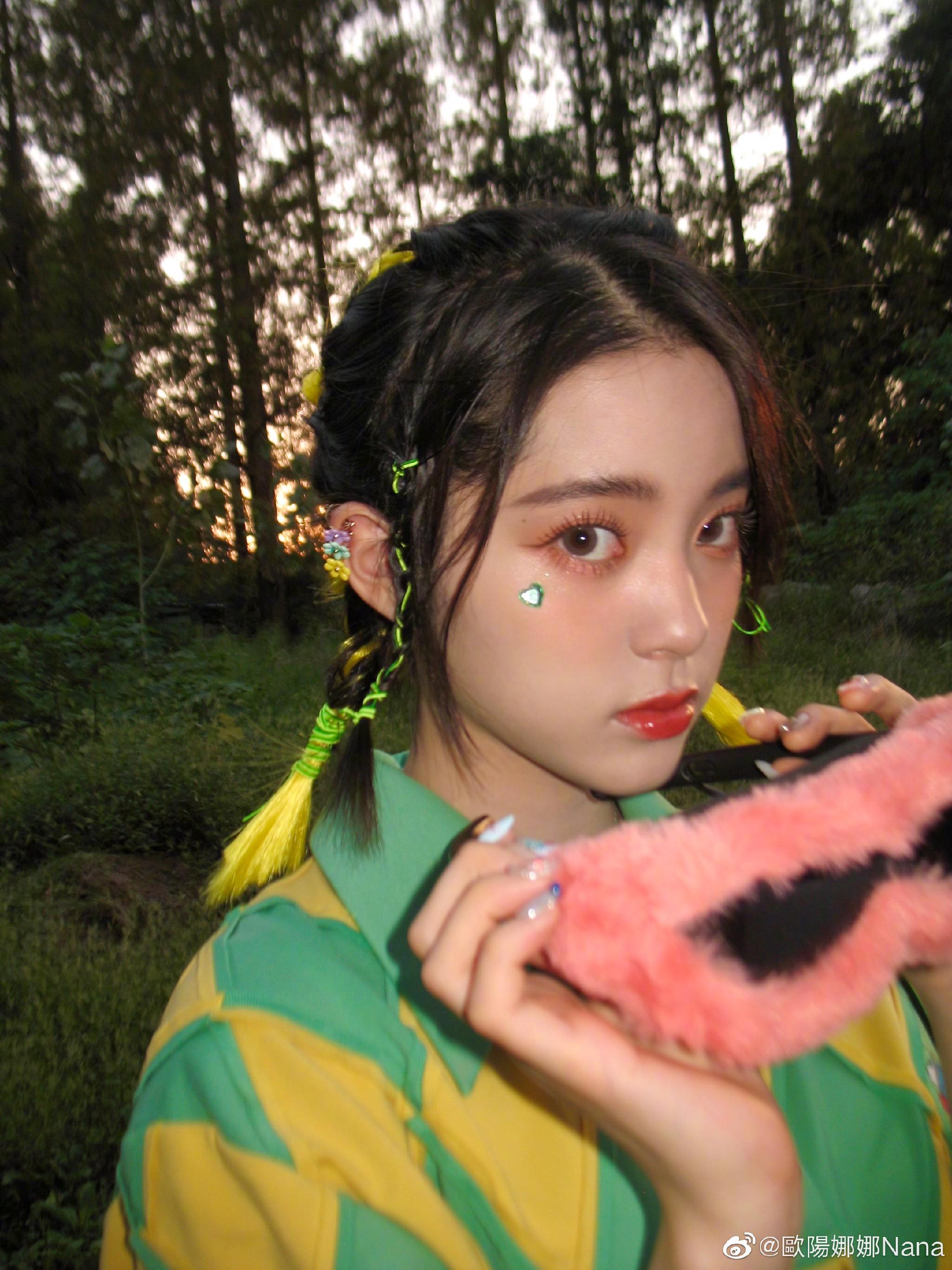 欧阳娜娜更新可可爱爱随拍 超可爱的编发和美甲99少女感满满